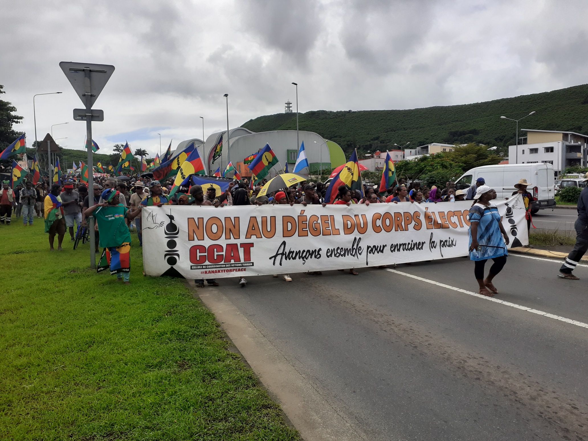 Au moins 2 000 personnes marchent contre le dégel du corps électoral