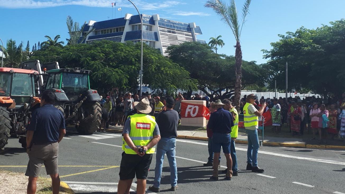 Près d'un millier de manifestants devant le gouvernement.