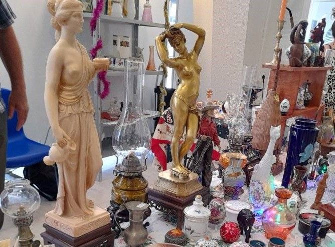 La passion du passé au salon des antiquités