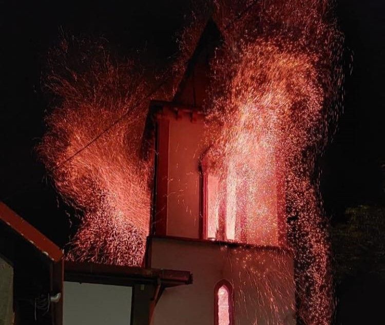 L'église de l'Île des Pins partiellement incendiée