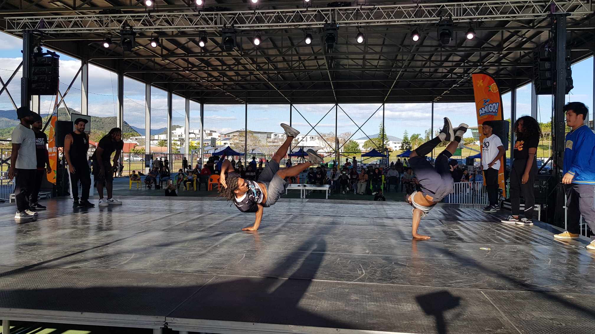 Des danseurs de rue sur le devant de la scène 