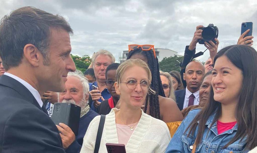 Premier bain de foule pour Emmanuel Macron place Bir Hakeim 