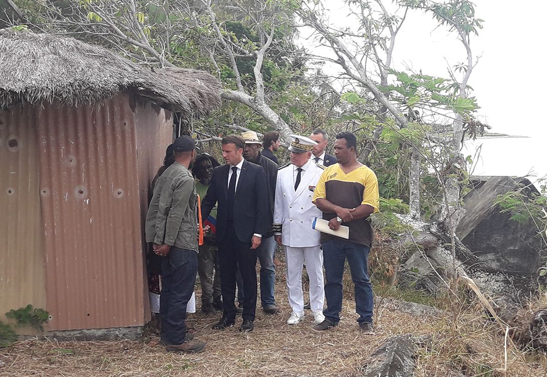 Emmanuel Macron à Touho pour constater les dégâts de l'érosion du littoral