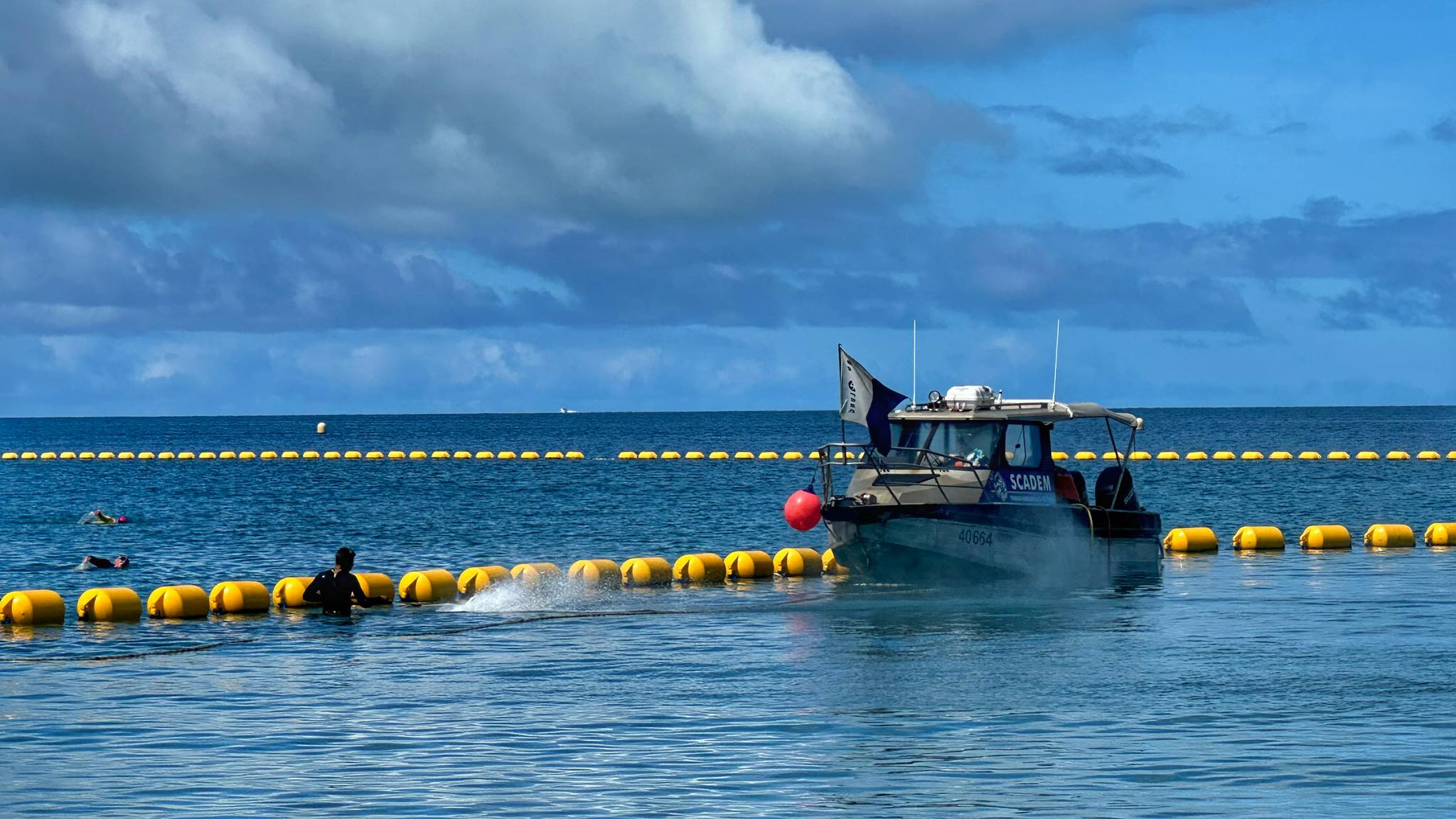 Le premier entretien de la barrière anti-requin et des bouées a débuté ce matin à la baie des Citrons