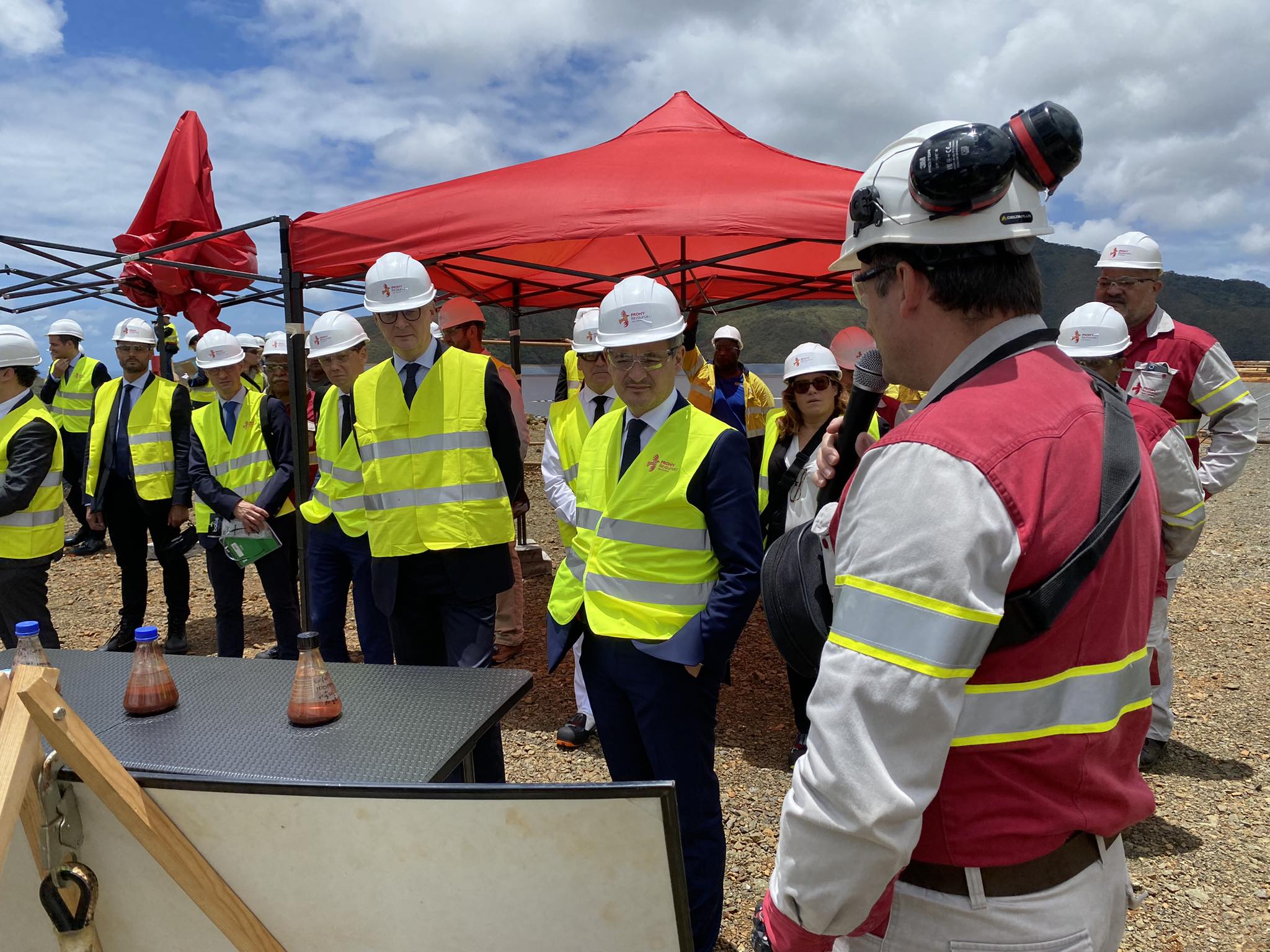 Gérald Darmanin et Bruno Lemaire visitent l'usine du Sud