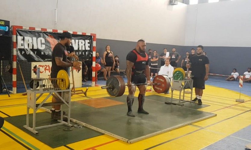 FA. Il soulève un total de 830kg !