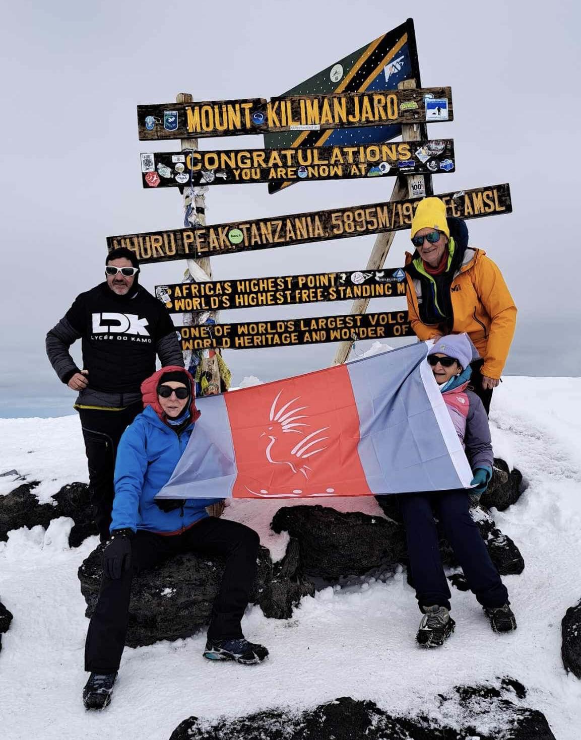 Le drapeau Cagou des sportifs Calédoniens au sommet du mythique Kilimandjaro ! 