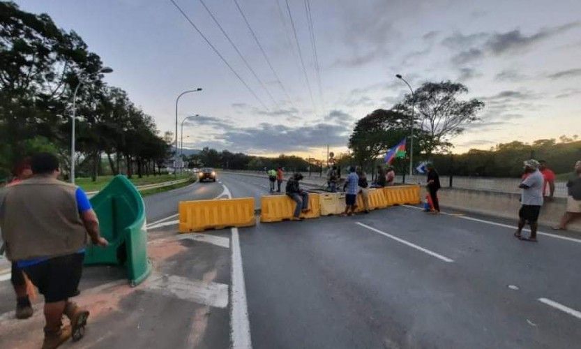 Les accès à Nouméa bloqués