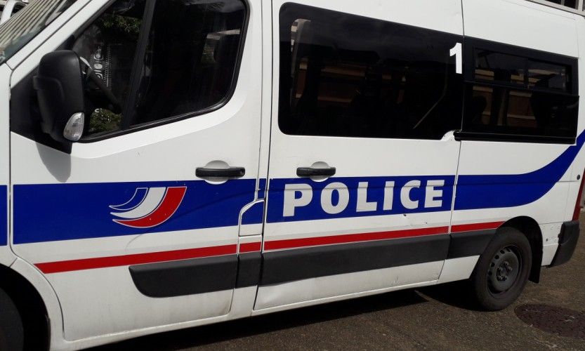 Nouméa : des policiers caillassés.