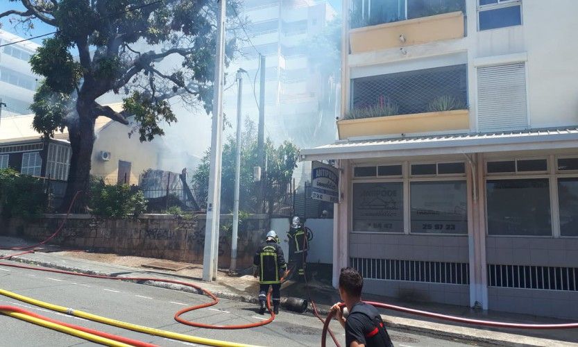 Une maison ravagée par les flammes