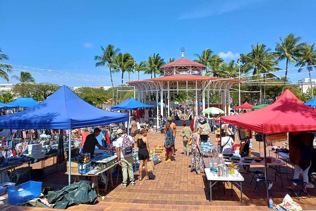 Dernier vide grenier de l'année place des Cocotiers