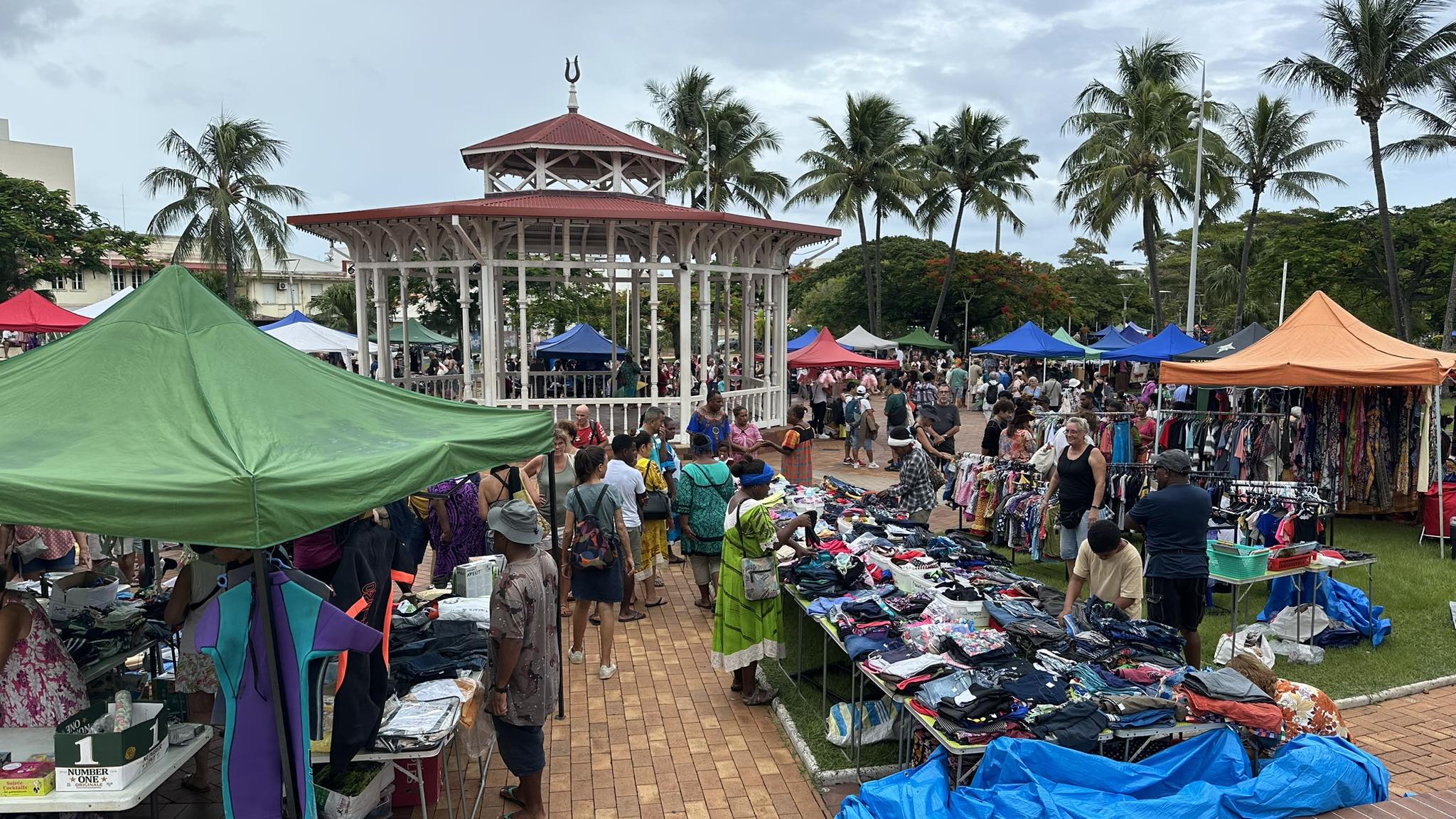 Un 1er vide-greniers sous la pluie sur la place des cocotiers